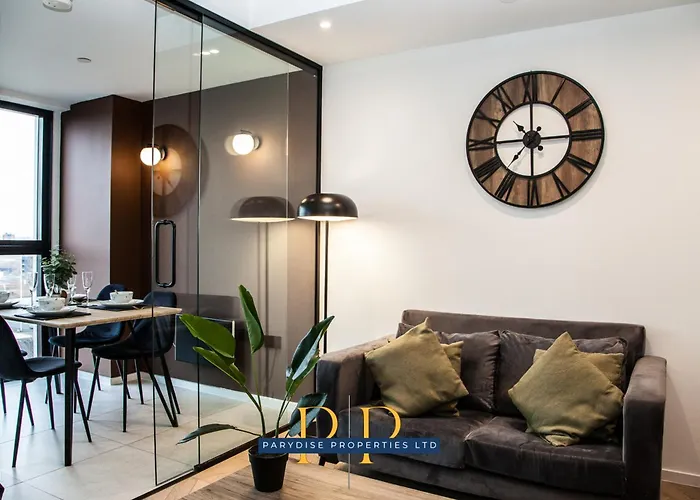 Mancunian Skyline Haven - Chic & Sleek 1-Bed Near Deansgate And Manchester City Centre - Ideal For Business & Leisure Stays - By Parydise Properties