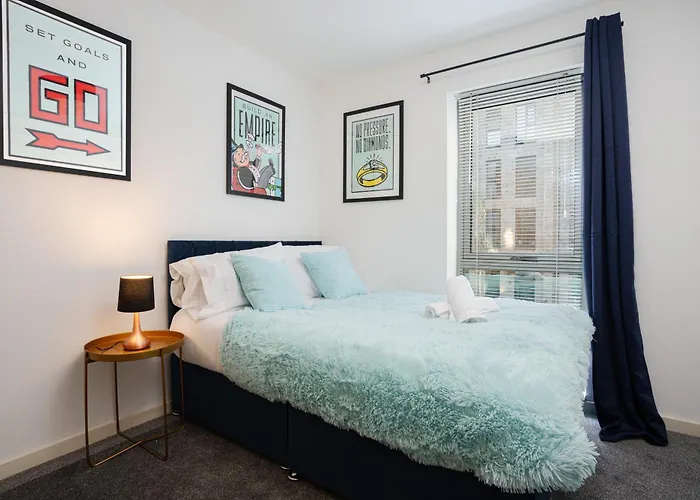 Lux Livin' Apartments - Luxury 2 Bed Apartment City Centre Free Parking