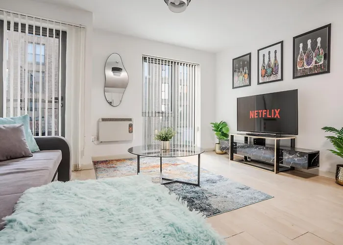Lux Livin' Apartments - Luxury 2 Bed Apartment City Centre Free Parking